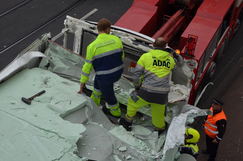 LKW blieb an Bruecke haengen Koeln Deutz Opladenerstr P158.JPG - Miklos Laubert